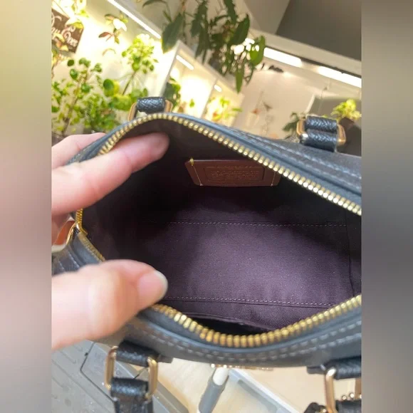 Coach mini Rowan 
New
Black with gold hardware - Picture 11 of 16